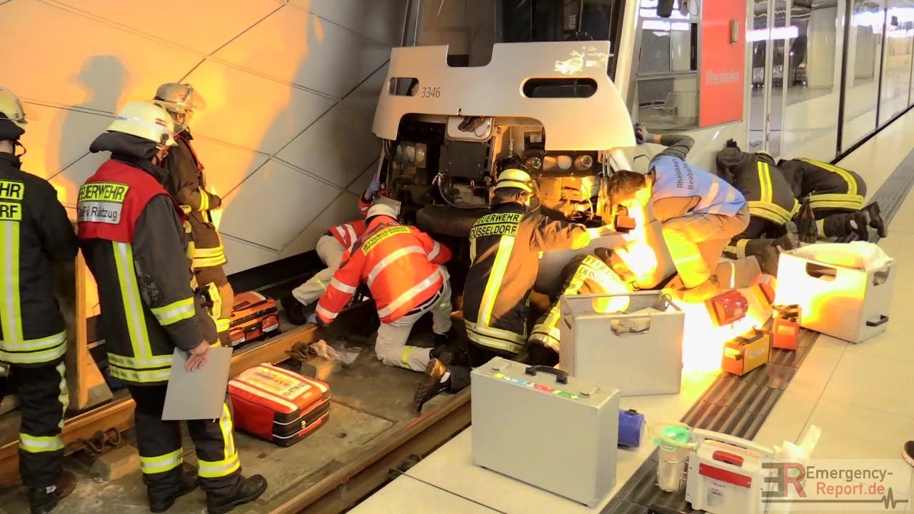 [PERSON UNTER U-BAHN EINGEKLEMMT] - Einsatzübung der Feuerwehr Düsseldorf ~ Technische Rettung -