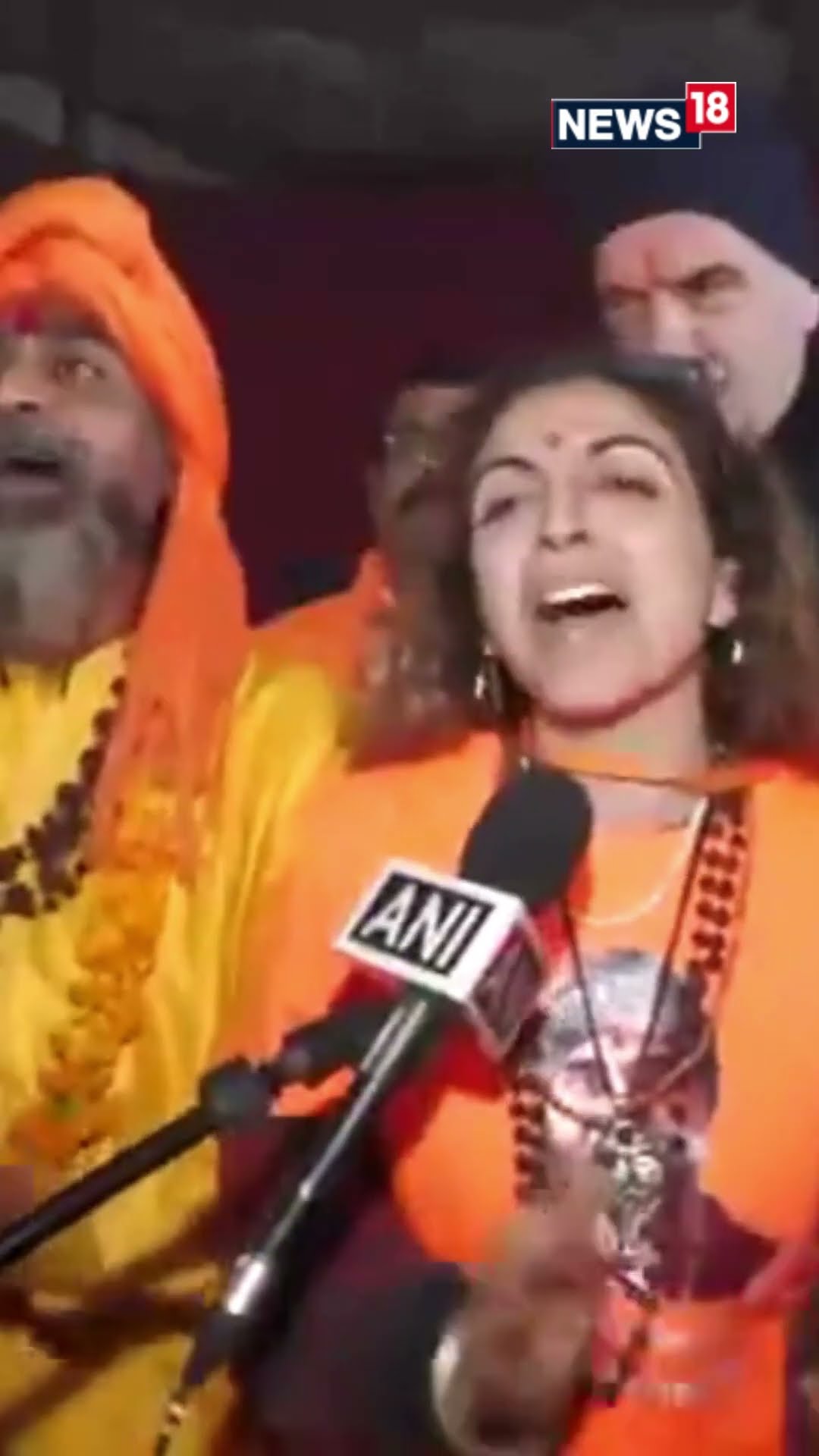 Foreign Devotees Sing 'Om Jai Jagdish Hare' As They Attend #Mahakumbh2025 | N18S