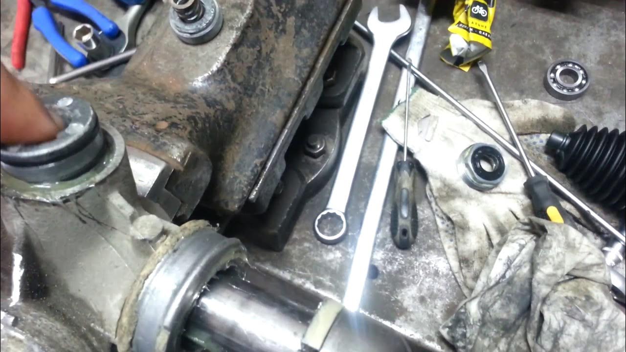 Стук в рулевой рейке. Стучит рулевая что может быть причиной. Как устранить стук в рейке. Стук в рулевой рейке. Сломанная рулевая рейка.