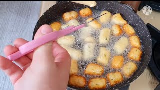 ЕСТЬ ДОМА КАРТОФЕЛЬ ЭТОТ РЕЦЕПТ ВКУСНЕЕ ЧИПСОВ ОН СУПЕР ПРОСТОЙ И ДЕШЕВЫЙ ТОЛЬКО КАРТОФЕЛЬ И МУКА
