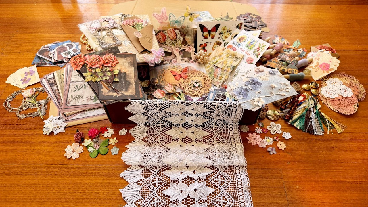 Распаковка огромной партии канцелярских товаров.