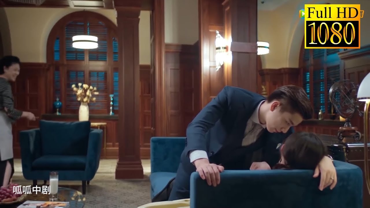 Генеральный директор завидует и «наказывает» Сиси на диване: я научу тебя быть моей женой