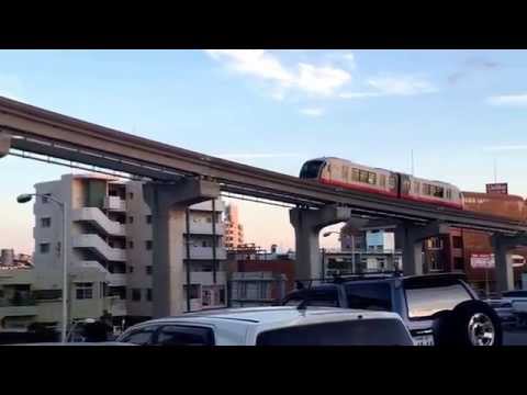 ゆいレール おもろまち駅より上り路線の動画。その後ろに満月が！