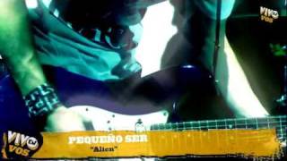 Video voorbeeld van "Pequeño Ser / Alien / VIVO EN VOS 2011"