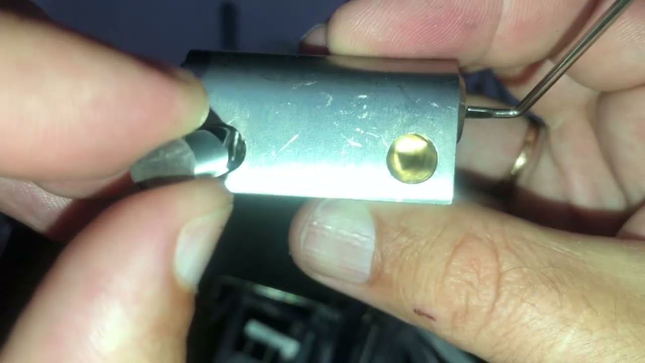 Вскрытие навесного замка evva