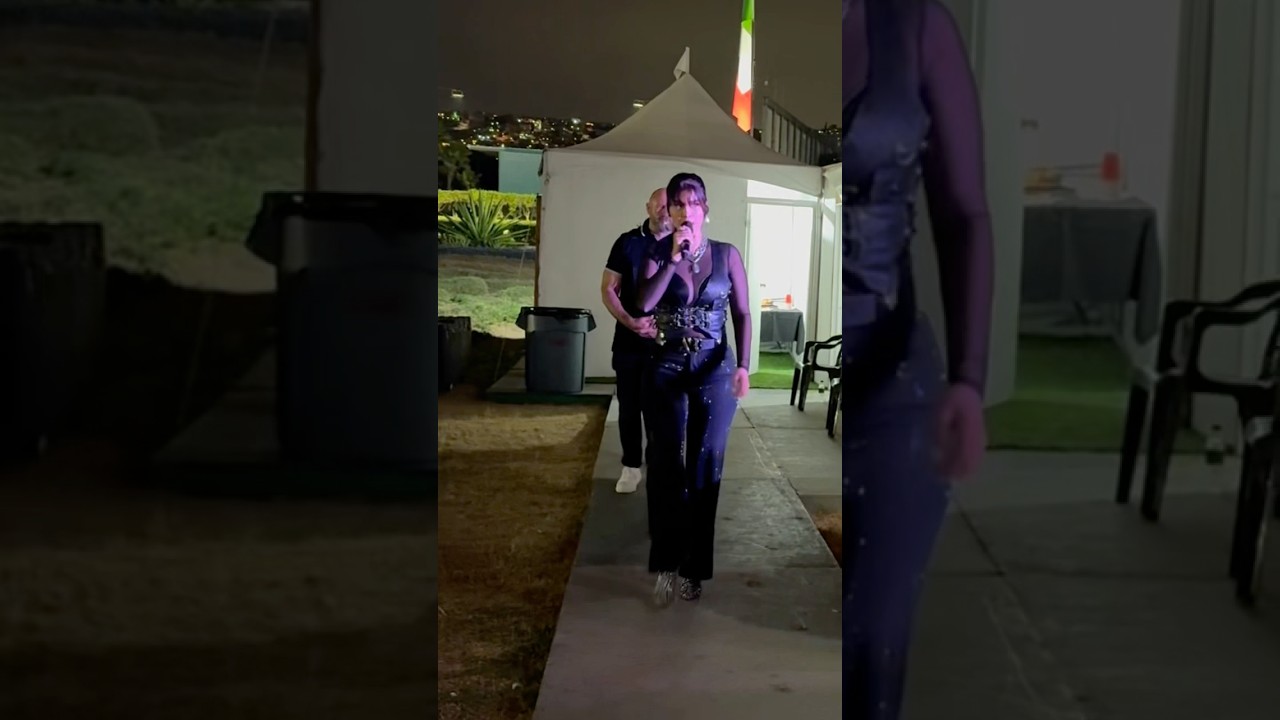 Esto pasó el día del grito 🇲🇽 Adriana Ríos cantando en vivo “Así hablamos en Tijuana” #shorts