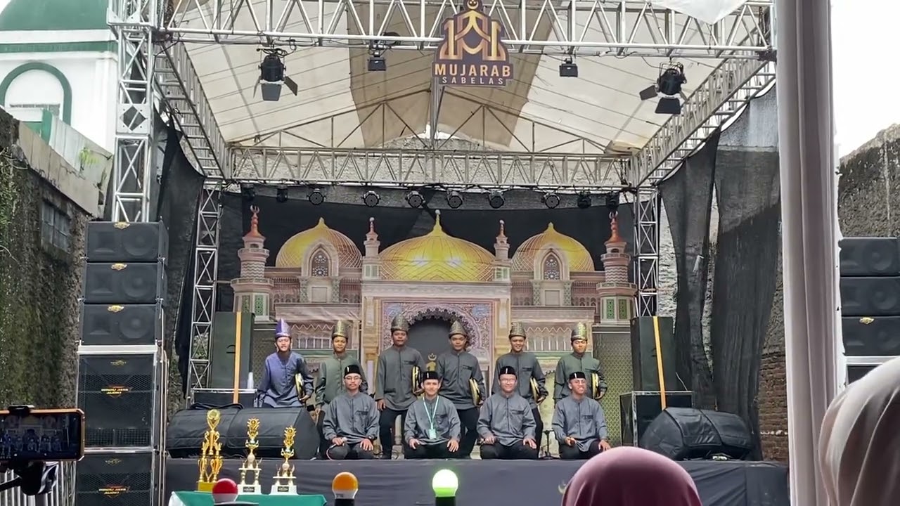 Grup sholawat Addiinu - Juara 1 Festival Hadroh Mujarab Sabelas Masjid Al Amaanah Kota Bandung.