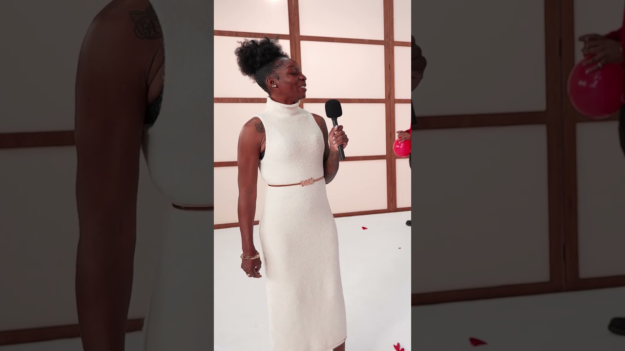 Ведущий над ними издевался 😭