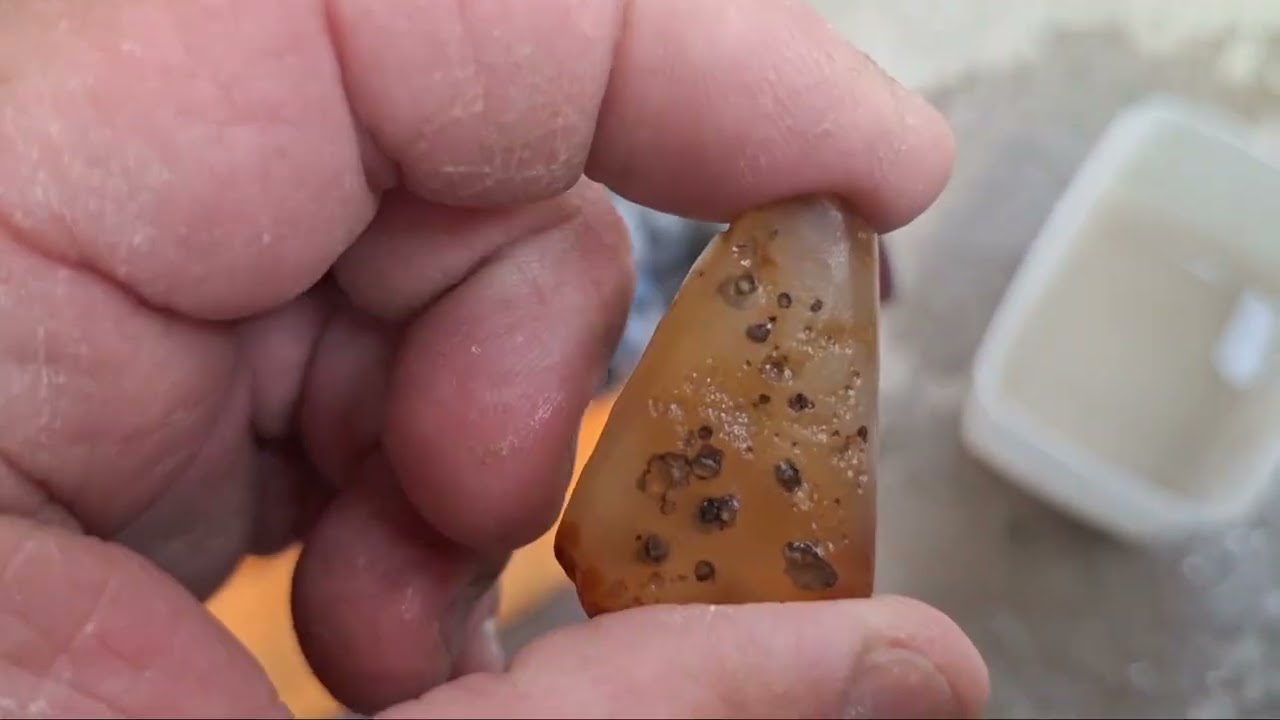 Vejam o belo resultado do polimento de uma Ágata amarela com goititas!