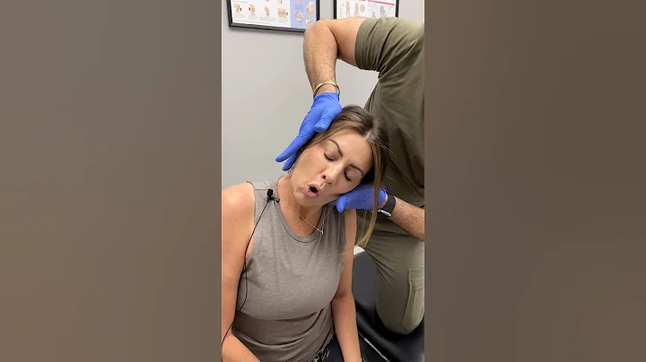 She’s been suffering with shoulder blade pain for YEARS! 😱 #kingofcracks #chiropractor