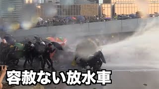 容赦ない放水車VS雨傘対決【香港9月15日】 海富中心對開金鐘橋一帶情況水砲車出動水砲車射出三味在場人士也有份（SocREC)