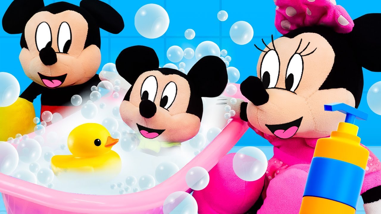 Mickey y Minnie bañan a Patrick para que se duerma. Juguetes de peluche