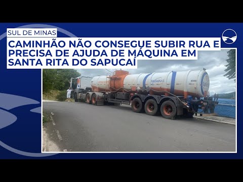 Caminhão não consegue subir rua e precisa de ajuda de máquina em Santa Rita do Sapucaí