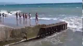 Алушта, шторм, трагедия(Набережная Алушты. Вот к чему приводит ощущение волны! Этой парочке даже экстрималы посочуствовали! Береги..., 2013-09-20T18:05:33.000Z)