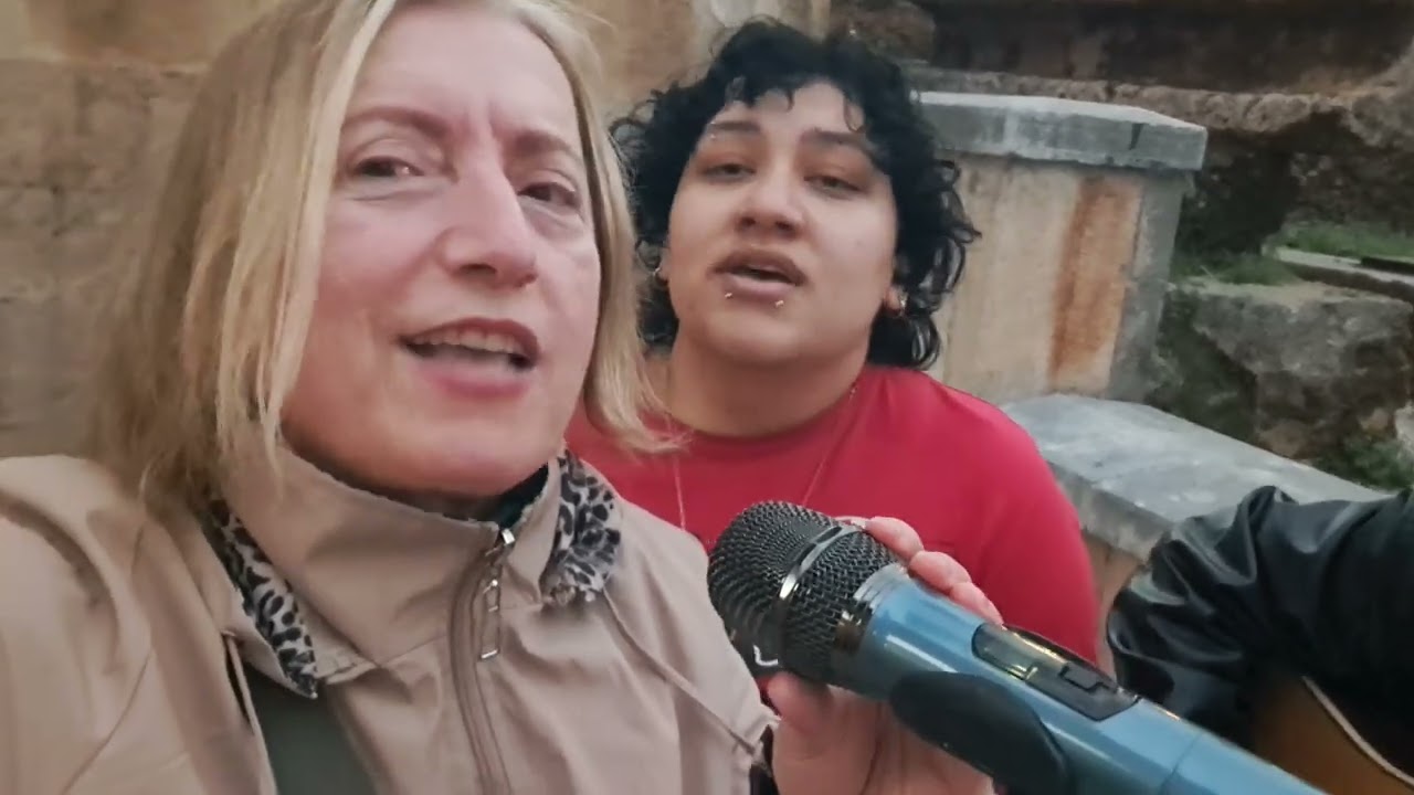 Sokak şarkıcıların bende eşlik ettim...#kale ici