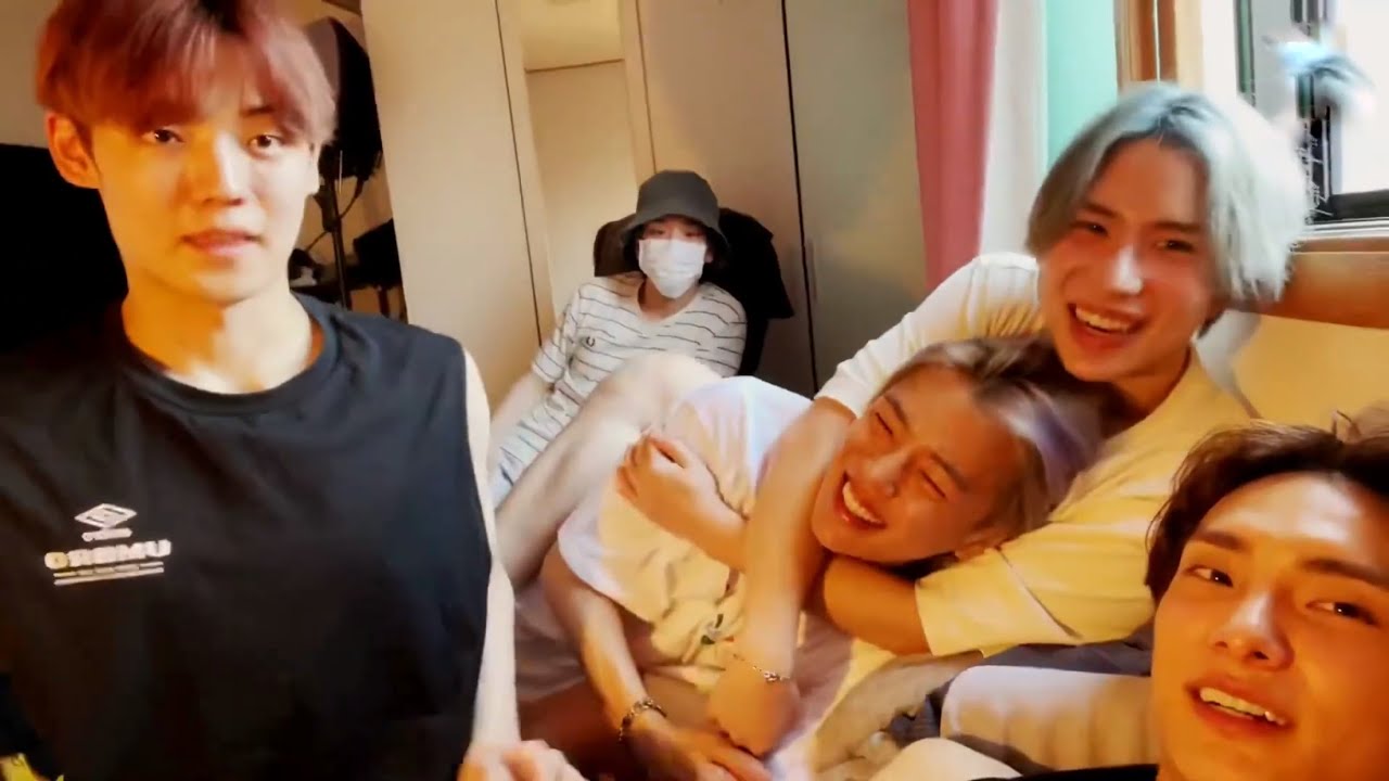 Cuddled up after Siren’s Call concert 🧜🏻 • A.C.E vlive 2021.07.10 [eng sub] 에이스