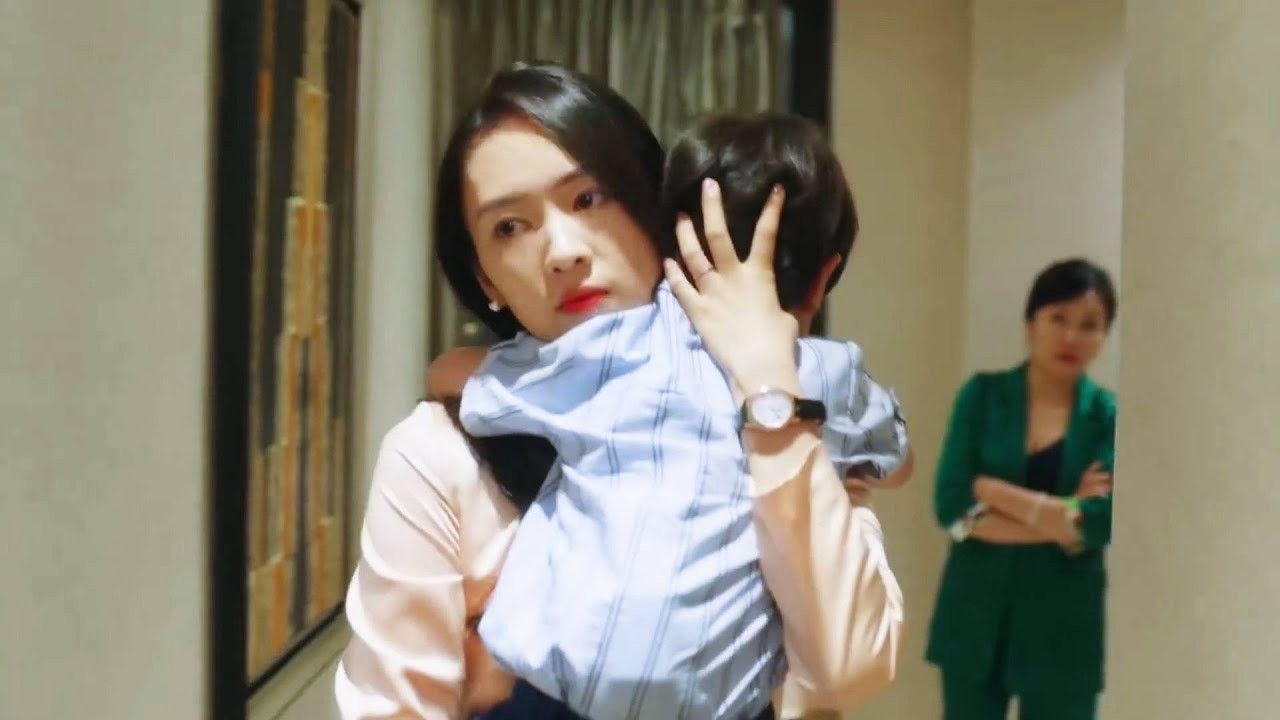 【Movie】5歲兒子被關小黑屋，媽媽一改柔弱，當場手撕女老師鎮住全場！