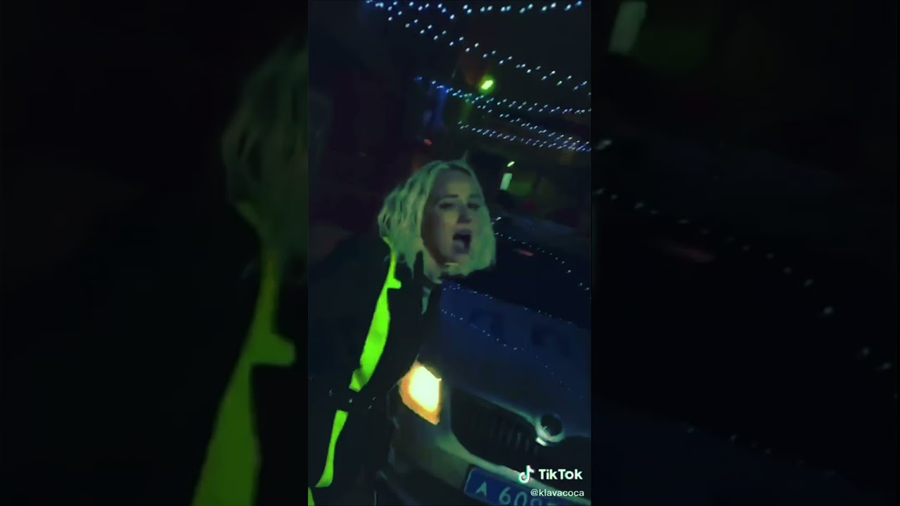 Клава Кока под веществами раздает у клуба хорошие настроение.