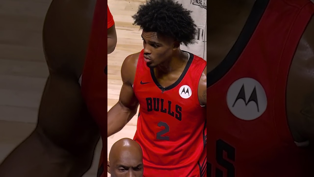 Jaylin Sellers takes charge in the huddle then THROWS DOWN 😤 #chicagobulls #nba #mustsee #highlights