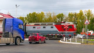 RailWay. Railroad crossing. Freight train at Kuzbass/ Грузовой поезд проходит жд переезд на Кузбассе