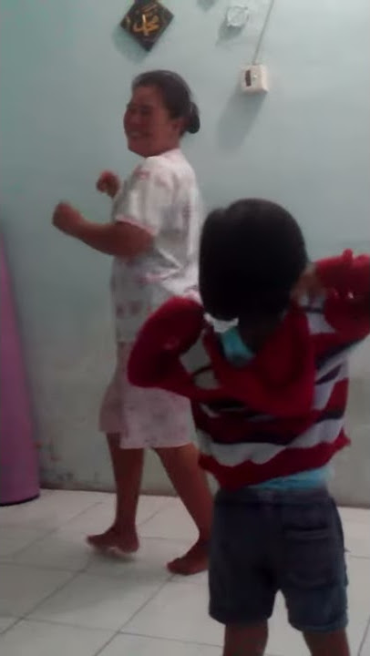 Vidio lucu mamak & anak berjoget pob dangdut secawan madu