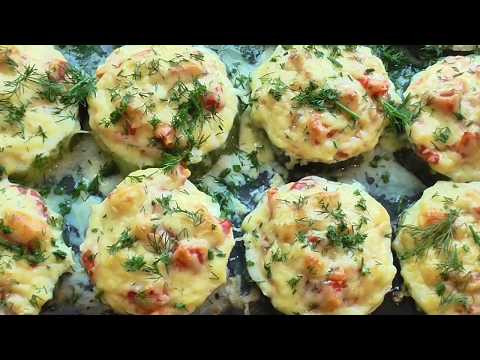 Видео рецепт Кабачки в духовке с помидорами, фаршем и сыром кружочками