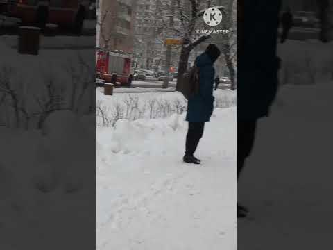 Видео: В Москве загорелась машина. Пытались тушить снегом... #shorts