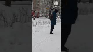 В Москве загорелась машина. Пытались тушить снегом... #shorts