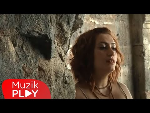 Gurbet Üzgün Demiral & Barış Kesmen - Deniz Anlatıyor mu Beni Sana (Official Video)