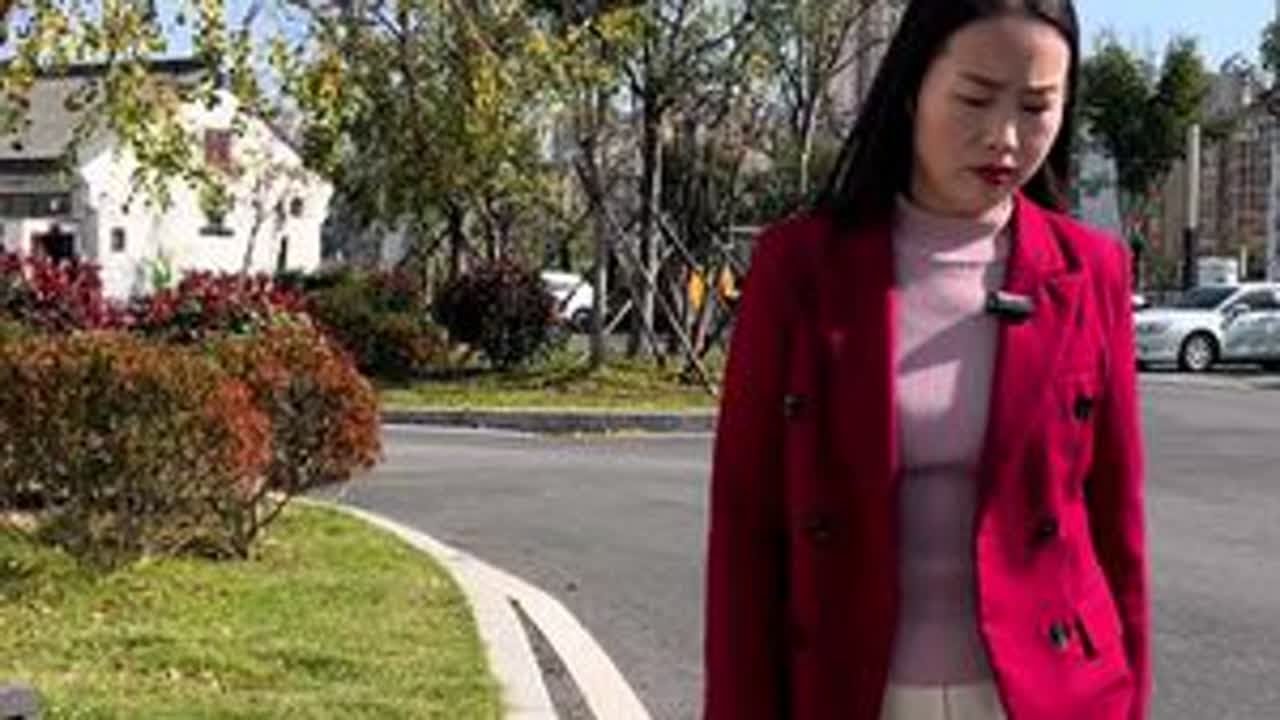 这个女人也太嚣张了，青天白日的在这里讹人