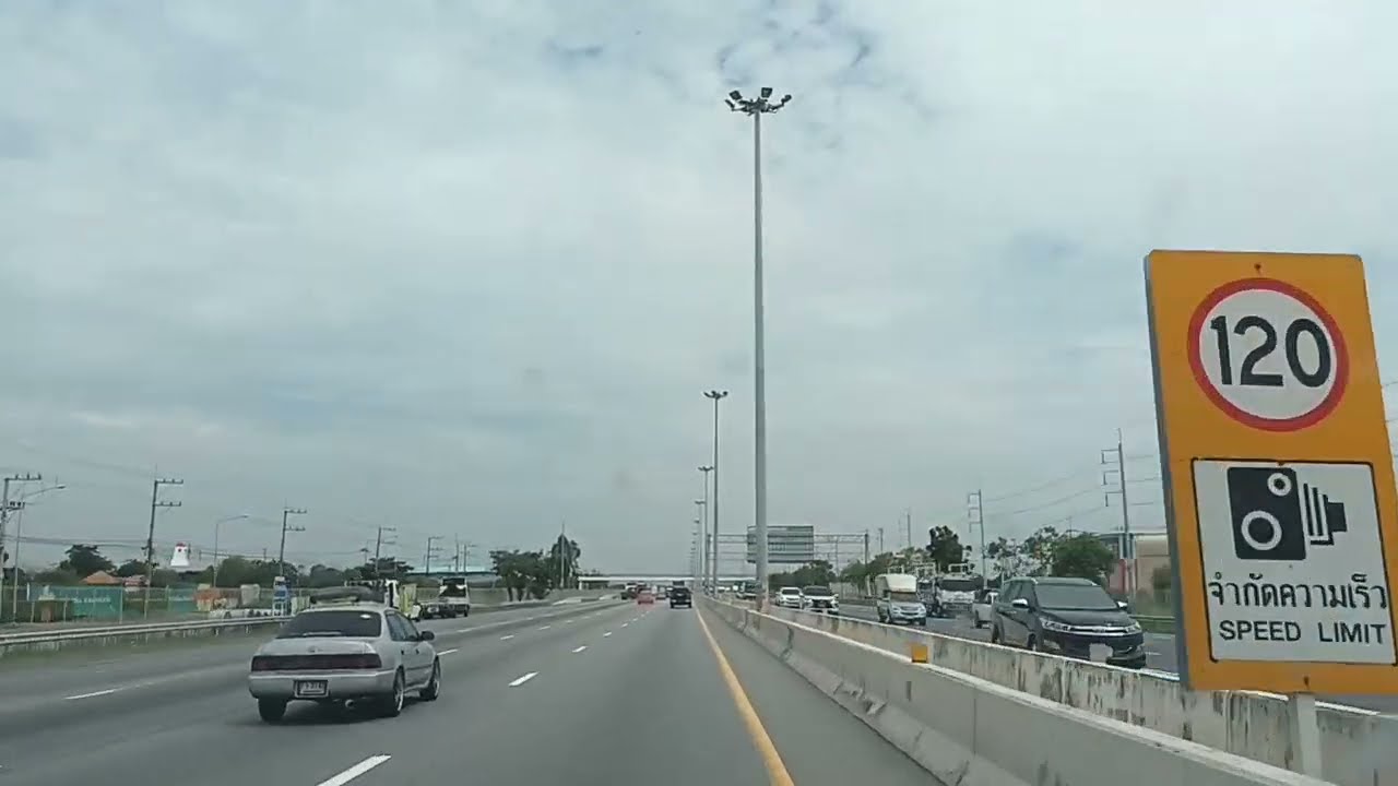 ถนนมอเตอร์เวย์ พัทยาชลบุรีไปบางปะอิน ระยะทางประมาณ 171 กิโลเมตร