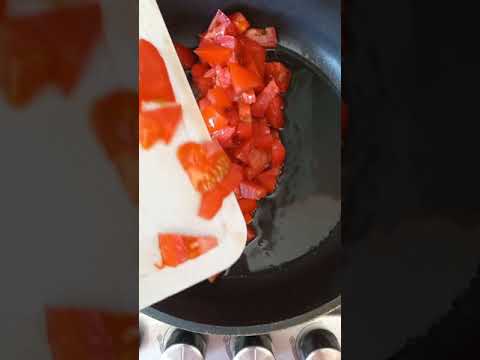 Яичница с помидорами-это