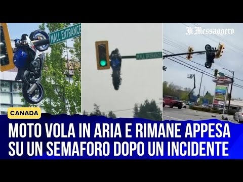 Video Moto vola in aria e rimane appesa su un semaforo dopo un incidente