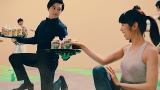 新田真剣佑、ウエーター姿で華麗にデリバリー　スポーティーな姿に“変身”も　ザバス新CM公開