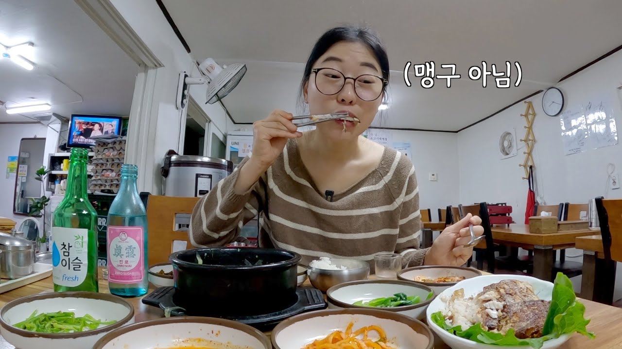 В 7 часов утра пью соджу в ресторане на грязной аллее.