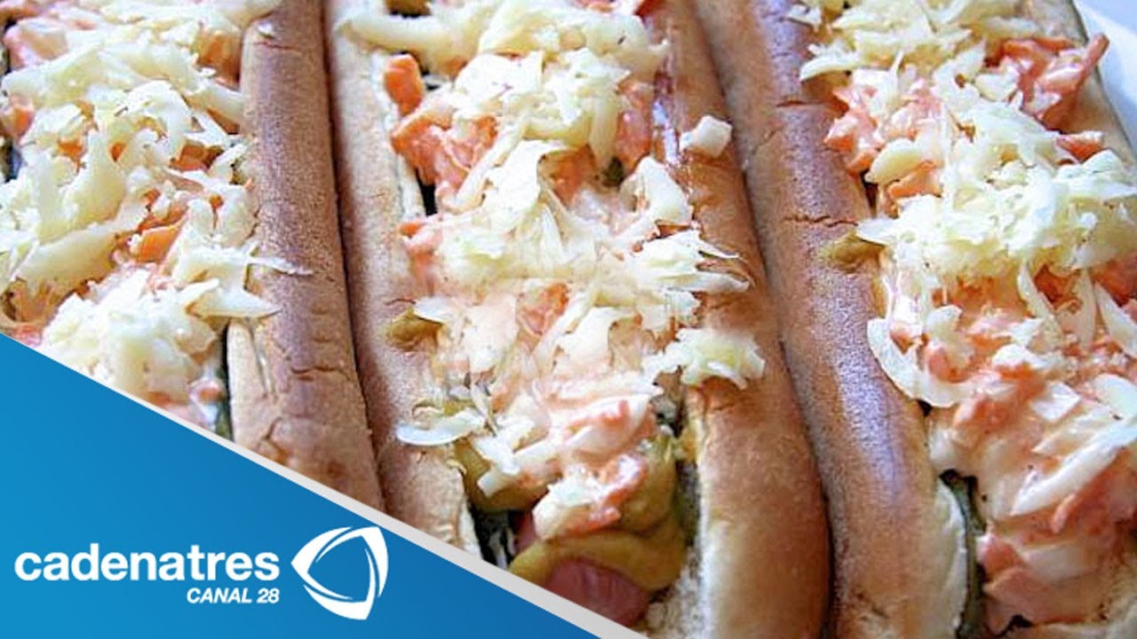 Receta de hot dogs con queso cheddar, manzanas y poros braseados