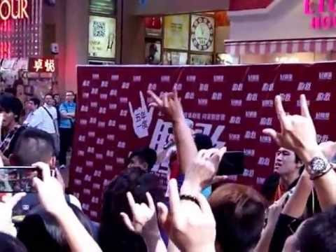 香港年輕人街頭齊唱黃家駒《海闊天空》