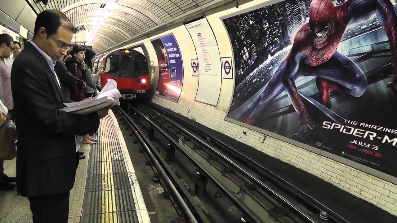 Northern Line 1995TS 51528 Arriving Moorgate