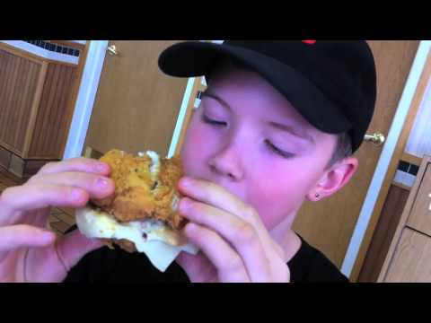 Video: Orang-orang Amerika Yang Bodoh Itu Melakukannya Lagi: Double Down Sandwich Dari KFC - Matador Network