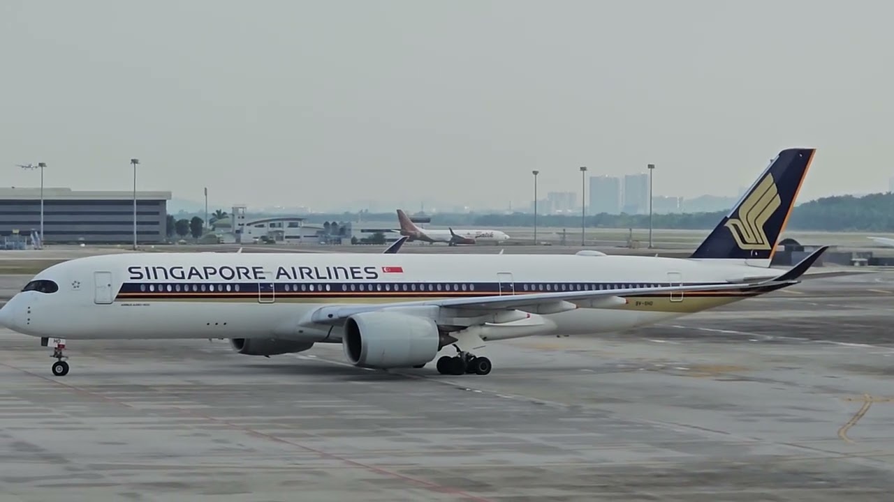 Epic Plane Spotting from KLIA Global Lounge: Singapore & Turkish Airlines A350-900