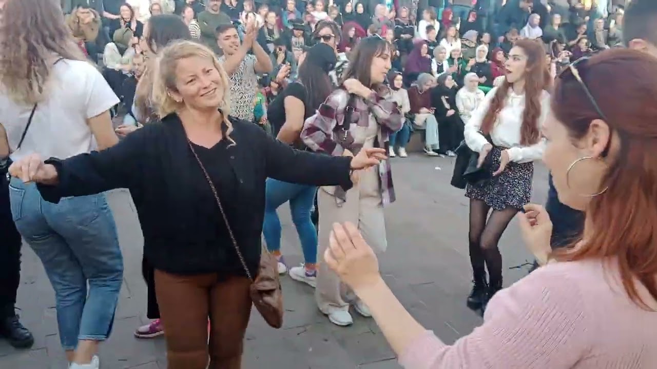 grup heyecan kaptaş oyun havası ile hamsi festivaline renk kattı.