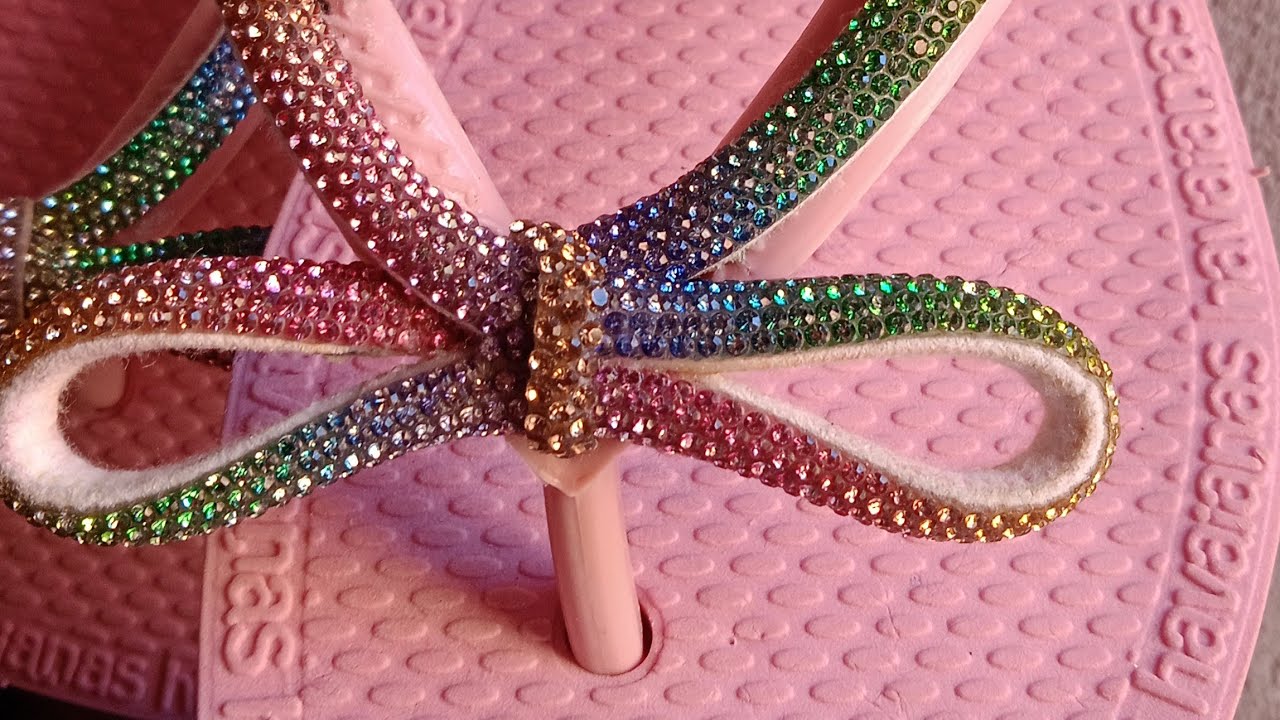 Laço  de tubo de meia cana de strass
