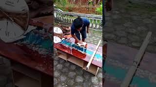 selesai meja kayu kelengkeng kombinasi resin dan batu alam, model river table.