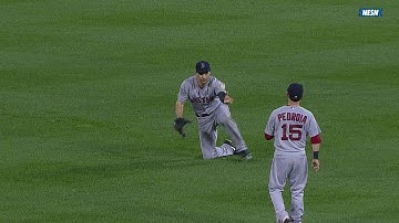 BOS@BAL: Sizemore slides to snag short fly ball
