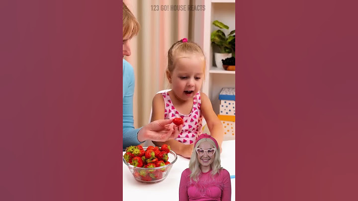 Lifehack on how to properly peel strawberries😻 #cool #lifehacks #strawberry #shorts #reaction