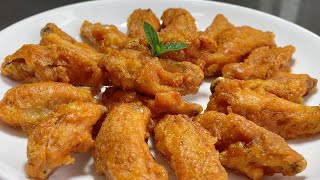 The chef teaches you how to make garlic chicken wings at home. The steps are detailed.  .