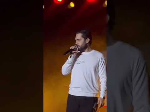 اینکه خودش میدونه خیلی ورجه ورجه میکنه باز خوبه  کنسرت  