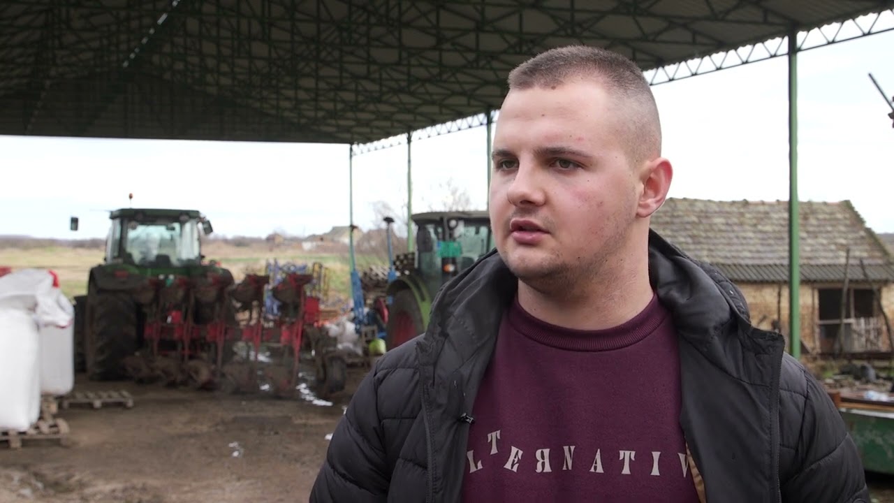 MLADI poljoprivrednik i proizvodnja BELOG LUKA u selu IDVOR - U nasem ataru 985