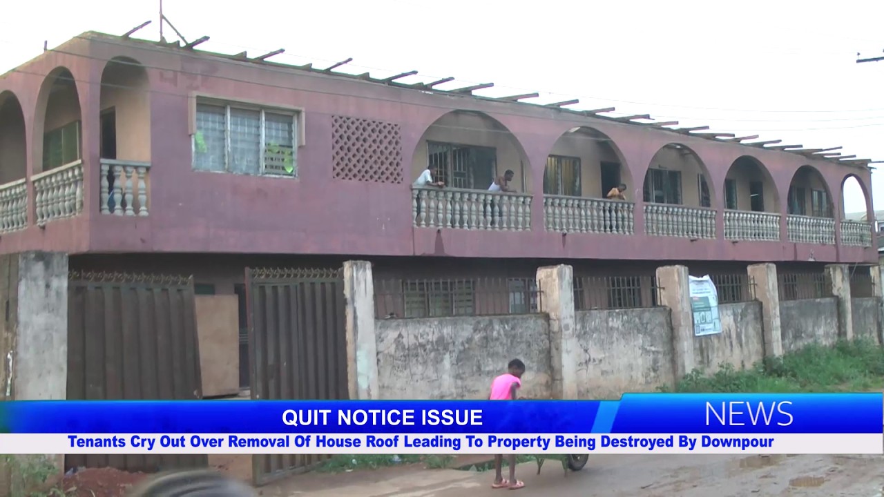 Жильцы возмущены демонтажем крыши дома, в результате чего имущество было разрушено проливным дождем.