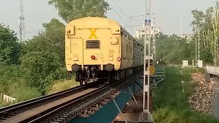 15083 Utsarg Express De-accelerating towards Lucknow City led by GONDA WAP4 .